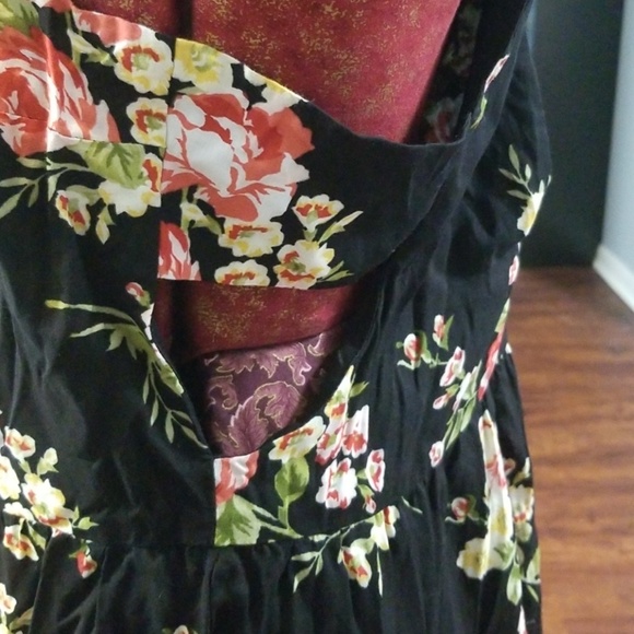 Dress with Side Cutouts and Keyhole back - Picture 4 of 5